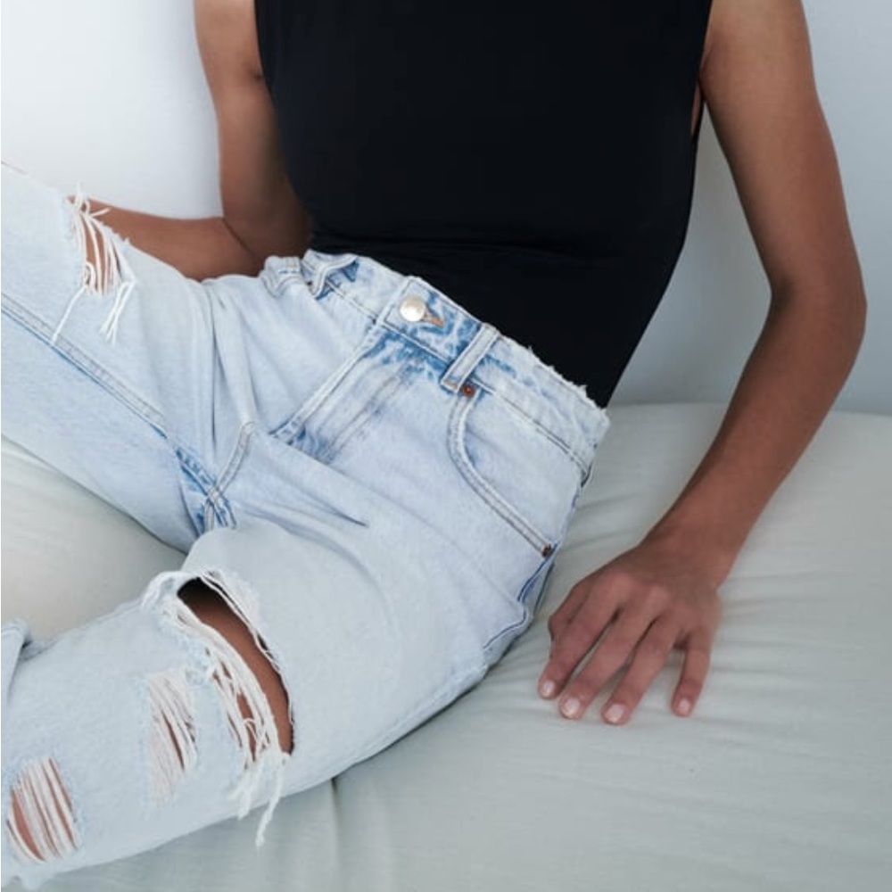 ZARA RIPPED MOM FIT JEANS  - SIZE 6